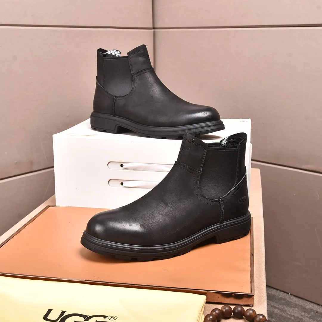 Men's shoes 💰640 (full genuine wool lining, 10% off for fake ones) Please pay attention to the quality of the original item and compare the thickness of the wool 🏮🏮 Popular UGG men's shoes from Australia's warm luxury brand, the official website is synchronized, Beckham men's style..., made of imported first-layer waxed cowhide, waxed toe cap, Australian real wool velvet lining Carefully sewn...Imported rubber Martin boots outsole (comfortable, soft and wear-resistant). I really like the quality..Exquisite workmanship. You can't put it down at first sight. Size 39-44